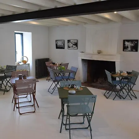 Les Herbes Folles לינה וארוחת בוקר 3*