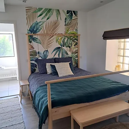 לינה וארוחת בוקר Les Herbes Folles 3*