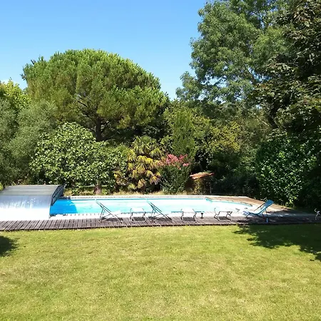 Les Herbes Folles Bed & Breakfast Courcoury